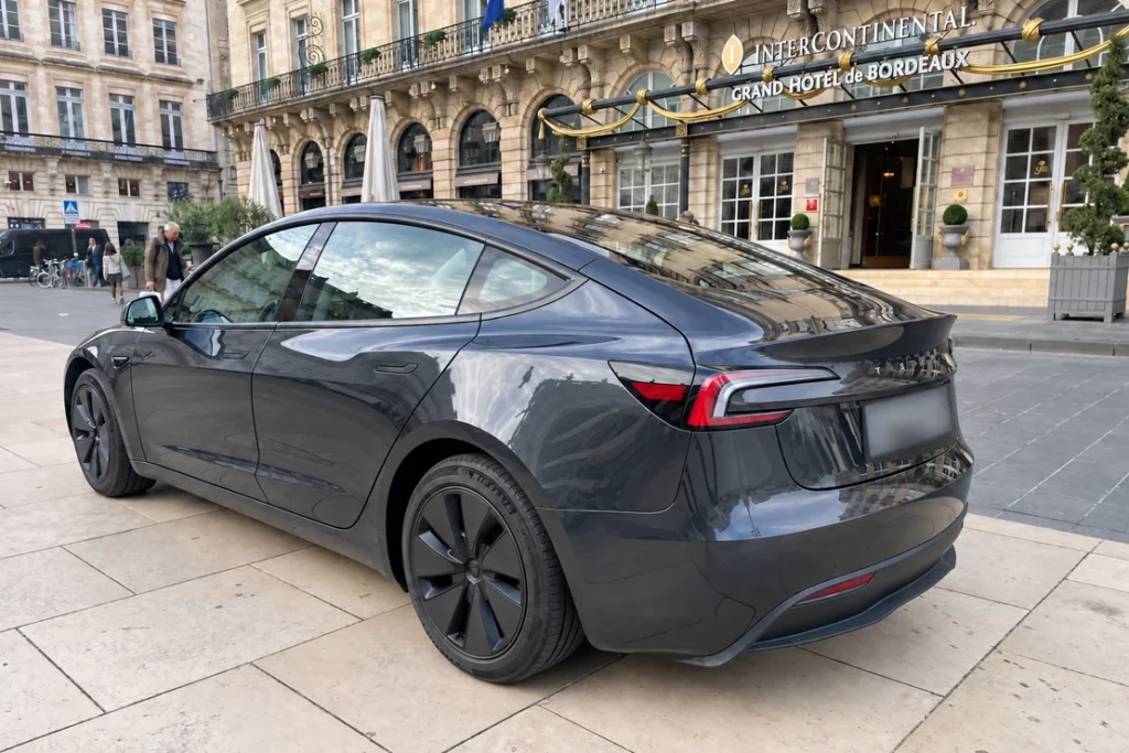 Tesla graphite vue de trois quarts arrière devant l’InterContinental Grand Hôtel de Bordeaux.