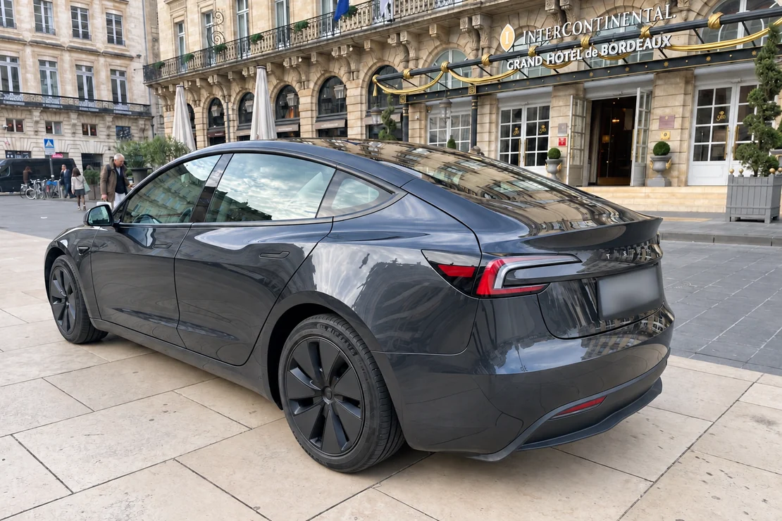 Tesla graphite vue de trois quarts arrière devant l’InterContinental Grand Hôtel de Bordeaux.